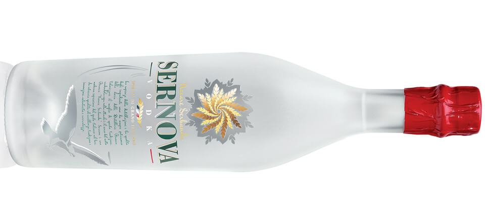 La bottiglia della vodka Sernova, realizzata con il processo del cambio molecolare del vetro, fiore all’occhiello dell’azienda