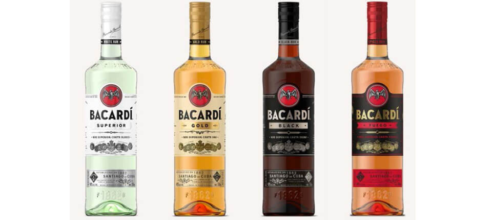 Inconfondibili per ricercatezza, eleganza e prestigio sono anche le bottiglie di dei liquori del brand Bacardi