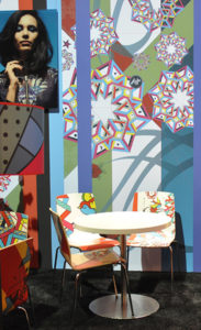 Un dettaglio delle sedie decorate in digitale che arredavano lo stand di Agfa Graphics a InPrint Italy.