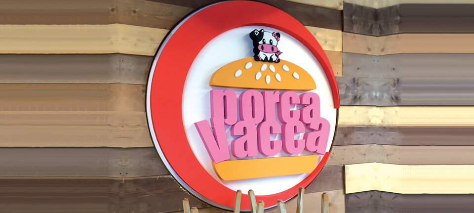 il logo della catena di fast food Porca Vacca, in una versione che sfrutta il connubio fra 3D e Visual Magnetics per ottenere un oggetto componibile e riposizionabile.