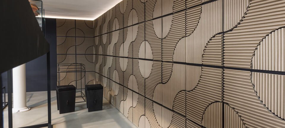 Ogni creazione di Corvasce è un piccolo capolavoro di design realizzato con materiali sostenibili. Sopra, un particolare dello showroom dell’azienda a Milano. foto: Vito Corvasce