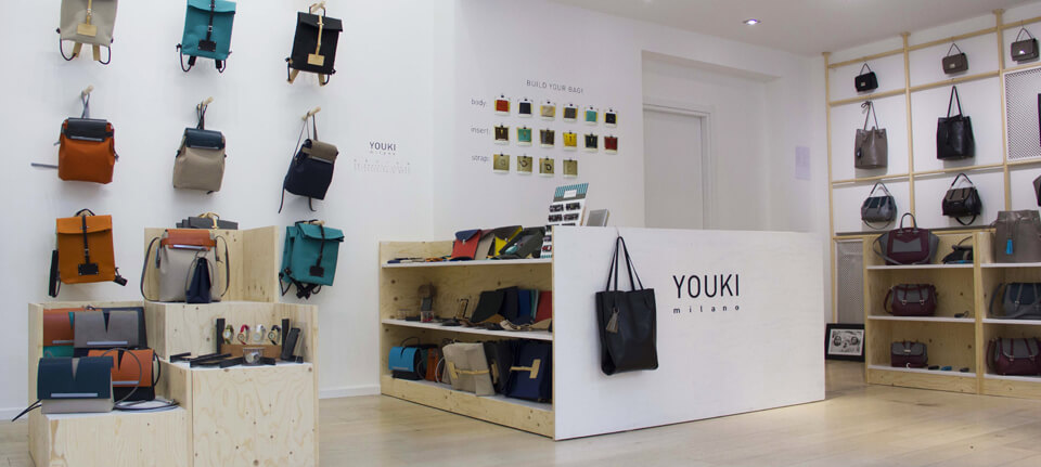 L’interno dello Youki Store a Milano, progettato da Lascia la Scia e realizzato con materiali naturali.