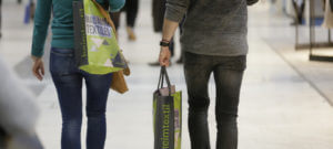 Le borse con il claim "Mad about Textile". Foto di Thomas Fedra
