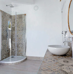 La ceramica decorata, nel bagno progettato da Roberta Borrelli, serve a sottolineare i diversi spazi funzionali