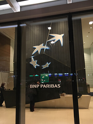 Il logo BNP Paribas viene ripreso anche all'interno della sede