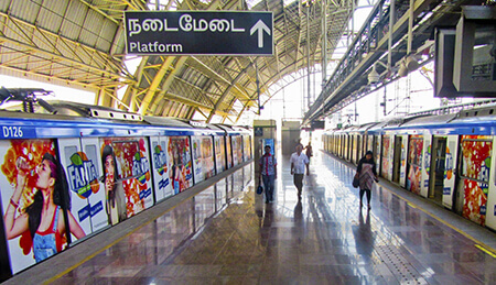 In India, a Chennai (l’antica Madras), una domination ferroviaria che non utilizza solo gli avvolgimenti dei convogli ma anche l’interno dei vagoni e l’area delle stazioni, saturando ogni spazio disponibile. 