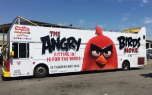 Crediti dell’immagine: Rivestimenti 3D per autobus Angry Birds, per il lancio del film Sony Pictures, di by Carisma]