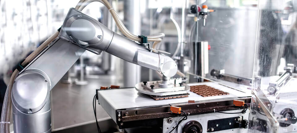 Fabbrica di cioccolato industriale con mano robotizzata automatica